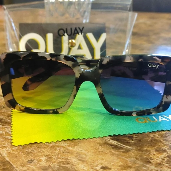 Quay Australia | Accessories | Quay Australia Total Vibe  display picture 3